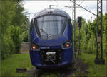 Erst zwei Wochen im Einsatz nach Deutschland ist ein wahrer Allesk�nner. Der Alstom Coradia Polyvalent R�giolis transfrontalier France-Allemagne, kurz Coradia Polyvalent TFA, kann 25 kV 50Hz, 15 kV 16,7 Hz, 1500 V Gleichstrom und mit Dieselmotor fahren, zudem ist er f�r Deutschland und Frankreich zugelassen. Hier f�hrt B 85505 in Appenweier nach Strassburg ab. Mai 2026.