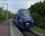 Erst zwei Wochen im Einsatz nach Deutschland ist ein wahrer Allesk�nner. Der Alstom Coradia Polyvalent R�giolis transfrontalier France-Allemagne, kurz Coradia Polyvalent TFA, kann 25 kV 50Hz, 15 kV 16,7 Hz, 1500 V Gleichstrom und mit Dieselmotor fahren, zudem ist er f�r Deutschland und Frankreich zugelassen. Hier f�hrt B 85505 in Appenweier nach Strassburg ab. Mai 2026.