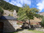 (185'258) - Ein Baum bei der Einsiedlerkapelle Sant Gil am 26.