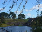 (190'984) - Hobbiton-Landschaft mit See und Bumen am 22.