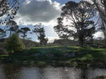 (190'986) - Hobbiton-Landschaft mit See und Bumen am 22.