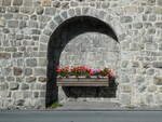 (241'096) - Blumenschmuck in der Mauer am 12. Oktober 2022 beim Bahnhof St. Moritz