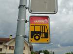 (128'084) - Alte Postauto-Haltestelletafel am 26.