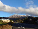 (191'307) - Das Chateau Tongariro und der Mount Ruapehu am 24.