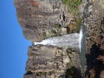 (191'347) - Der Taraniki-Wasserfall am 25.