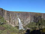 (191'352) - Der Taraniki-Wasserfall am 25.