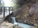 (191'165) - Brcke und kleiner Wasserfall im Wai-O-Tapu Thermal Wonderland am 23.