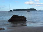 (190'568) - Insel mit zwei Segelbooten am 20.