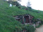 (190'941) - Hobbiton-Haus und Wscheleine mit Wsche am 22. April 2018 bei Hinuera