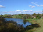 (190'960) - Hobbiton-Landschaft mit See am 22.