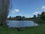 (190'989) - Hobbiton-Landschaft mit See am 22.
