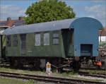 Bayrisches Eisenbahnmuseum, Dampffest 2025.

Werkstattwagen aus einem BD3yg. Die klassische Farbe der überall verstreuten Werkstattwagen sieht man noch auf der nunmehr übergangslosen Stirnseite. Seine Nummer lautet 75 80 99-29 937-5. N ...