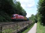 1116 004-1 zieht ein Containerzug bei Regensburg.