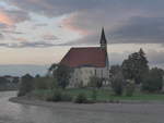 (197'613) - Kirche in Oberndorf mit Salzach am 15. September 2018
