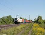 159 214-6 zieht ein Containerzug bei Thüngersheim.