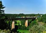 193 213  green Deal  überquert das Viadukt bei Beratzhausen mit einem KLV-Zug.