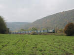 193 205-2 sieht bei Wernfeld mit einem Wechselpritschen LKW-Walter Zug in Richtung Norden.