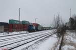 277 005 und 182 523 rangieren in Wiesau mit einem Containerzug.