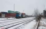 277 005 und 182 523 rangieren in Wiesau mit einem Containerzug.