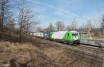 ER20-01 alias 223 102-5 steht mit dem Wiesau Containerzug in Pechbrunn auf dem Rand.