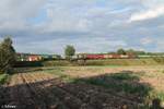 G1700.03 alias 277 004 zieht den Wiesau Containerzug nach Hof durch Pechbrunn.