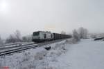 248 001 von Railsystem RP Vectron Dual Mode, angemietet für Testzwecke von der SETG, heute mit dem 1660T Hackschnitzelzug mit reine Ziegler Group Hackschnitzelcontainer kurz nach dem