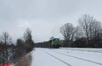 G1700.02 hat Wiesau/Oberpfalz mit dem Hackschnitzelzug Wiesau - Niedergörne verlassen und zieht hier bei Schönfeld vorbei.