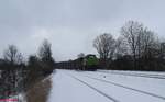 G1700.02 hat Wiesau/Oberpfalz mit dem Hackschnitzelzug Wiesau - Niedergörne verlassen und zieht hier bei Schönfeld vorbei.