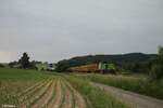 G1700.02 zieht mit einem fast leeren Holztransportzug bei Lengenfeld in Richtung Pechbrunn.