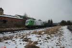 ER20-02 verlässt Wiesau mit einem Leeren Holztransportzug nach Nürnberg.