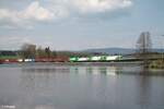 ER20 03 + ER20 02 + 487 001 mit dem Hofer Containerzug gen Norden am Rechenweiher.30.04.22