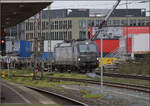 Der polnische Vectron 91 51 5370 030-6 PL-PKP zieht jede Menge neue Containertragwagen durch Duisburg. Februar 2026.