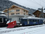 (243'851) - MOB-Triebwagen - Nr. 3002 - mit Schneepflug am 13. Dezember 2022 im Bahnhof Zweisimmen