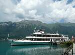 (251'170) - Motorschiff Brienz am 8. Juni 2023 an der Schifflndte in Iseltwald
