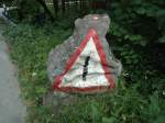 (146'141) - Originelles Verkehrsschild an der Lenk am 28.