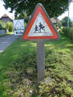 (153'951) - Altes Verkehrsschild  Achtung Kinder  aus Beton am 17.