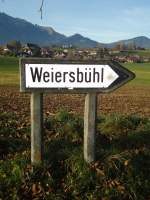 (136'823) - Alter Wegweiser aus Beton nach Weiersbhl am 22.