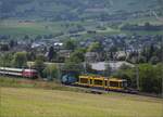 Die Stadler-Werkslok Eea 936 131 liefert eine neue TINA-Strassenbahn nach Darmstadt aus.