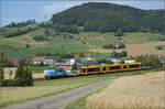 Die Stadler-Werkslok Eea 936 131 liefert eine neue TINA-Strassenbahn nach Darmstadt aus.