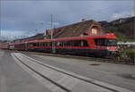 Re 4/4 III 11350 mit den beiden frisch renovierten Wagen der OeBB fährt in Balsthal ab.