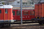 Dahinter ist der Rote Pfeil RCe 2/4 der Oesingen-Balsthal-Bahn versteckt.