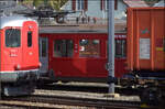 Dahinter ist der Rote Pfeil RCe 2/4 der Oesingen-Balsthal-Bahn versteckt.