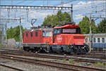Re 4/4 II 11158 bringt Ee 922 006 Richtung Bern.