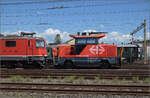 Re 4/4 II 11158 bringt Ee 922 006 Richtung Bern.