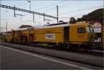 Die Stopfmaschine 'Palas' CH-SMG 80 85 95 81 905-9 in Laufenburg steht bereit für den nächtlichen Einsatz im Sisslerfeld. Juli 2023.