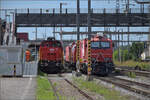 pratteln-6/893819/aem-940-029-steht-mit-einem Aem 940 029 steht mit einem zweiten Rettungszug in Pratteln. Der heimische Rettungszug 'Basel' mit XTmas 177 002 im Bild muss auf das Nachbargleis ausweichen. August 2025.