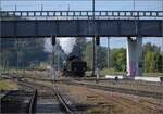 A 3/5 auf dem Schweizer Bähnle. 

Da ist ja A 3/5 705 und schleicht sich vom ausgedehnten Bahnhofsvorfeld Etzwilen ganz schnell in die Deckung des Swiss Train Bleu. Dabei entwischt sie unerkannt nach Ramsen während sich die Fotografen gerade um den anderen Zug mit E-Lok und Fahrgästen kümmern. September 2023.