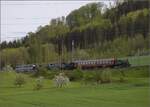 Nach dem Fest im Feldschlösschen. 

Der gesamte Zug mit Ae 6/6 11407, dann der Sihlthalbahnwagen C69 und C68, dazwischen das Tigerli E 3/3 8512, dann der Mitropaspeisewagen und am Ende das Chnurrli E 2/2 5666. Zeihen, April 2023.