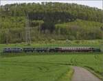 Nach dem Fest im Feldschlösschen. 

Der gesamte Zug mit Ae 6/6 11407, dann der Sihlthalbahnwagen C69 und C68, dazwischen das Tigerli E 3/3 8512, dann der Mitropaspeisewagen und am Ende das Chnurrli E 2/2 5666. Zeihen, April 2023.