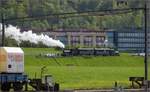 Shuttleservice beim Brauereifest Feldschlösschen. 

Das werkseigene Chnurrli E 2/2 5666 mit den Sihlthaler Plattform-Zweiachsern und E 3/3 8512 sind als Pendelzug unterwegs. Rheinfelden, April 2023.